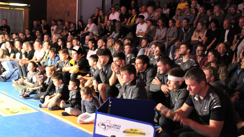 Auch RCOG-Grecotrainer Jurek Szeibinger (unten rechts) fieberte im grossen Publikum am Samstagabend mit seinem Team mit.