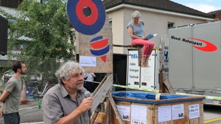 Myriam Geisser, Primarlehrerin und Präsidentin der FDP Diepoldsau, auf dem Fallbalken.