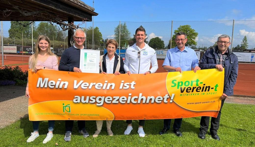 Bei der Labelübergabe (von links): Deborah Künzler (Aktuarin), Thomas Keel (Leiter «Sport-verein-t»), Marlen Hasler (IG St. Galler Sportverbände), Janique Künzler (Präsident), Reto Friedauer (Gemeindepräsident), Rolf Künzler (Präsident Ortsgemeinde).