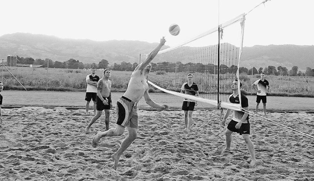 Plausch-Beachvolleyballturnier beim Baggersee. 