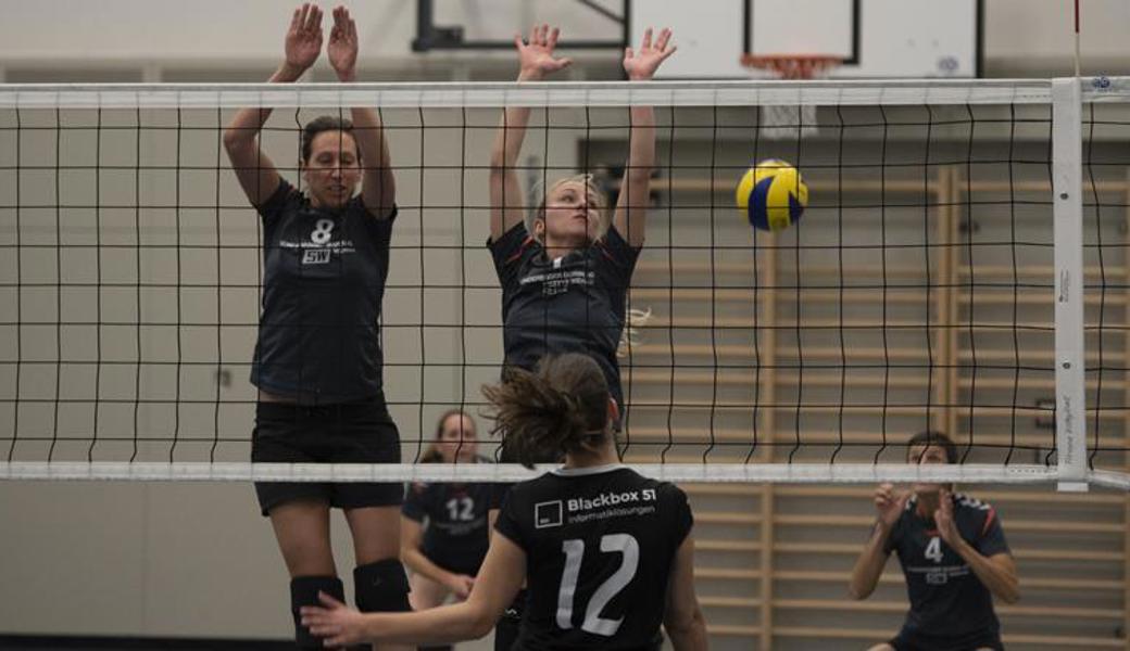 Rheno-Blockversuch von Michèle Denier (l.) und Martyna Kozicka (r.) im siegreichen Spiel gegen den Leader. 