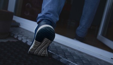 Einbruch mit magerer Beute: Täter stehlen Schlüssel, aber lassen Auto zurück