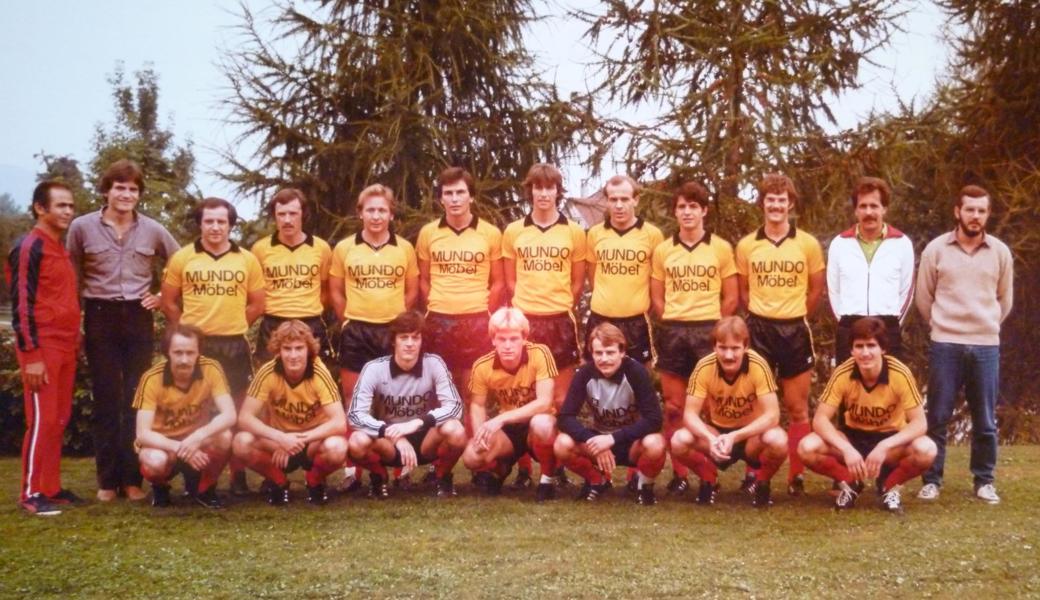 Saison 1980/81. Von links: G. Petridis (Masseur), Marcus Gächter (Spiko), Fritz Lenherr, Theo Stieger, Mario Weishaupt, Eugen Mätzler, Christoph Heeb, Fredi Castiglioni, Felix Buschor, Stephan Schweizer, Ernst Hasler, Thomas Schäfeler.
Vordere Reihe: Linus Moser, Armin Bischofberger, Alois Oeler, Kurt Ruess, René Rieser, Charly Huber, Michael Mistridis