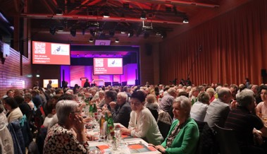 Sechs Hallen freuen sich über hohen Gewinn der Raiffeisenbank Oberes Rheintal