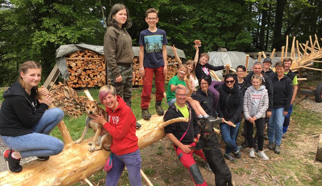 Vergangenen Samstag schälte das OK den 14 Meter langen Kletterbaum 