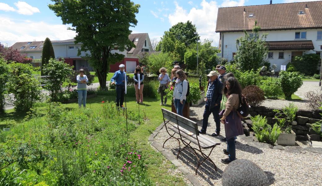 Interessiert verfolgten die Besucherinnen und Besucher die Erklärungen im naturnahen Garten von Barbara und Jürg Sonderegger (Erste und Zweiter von links).