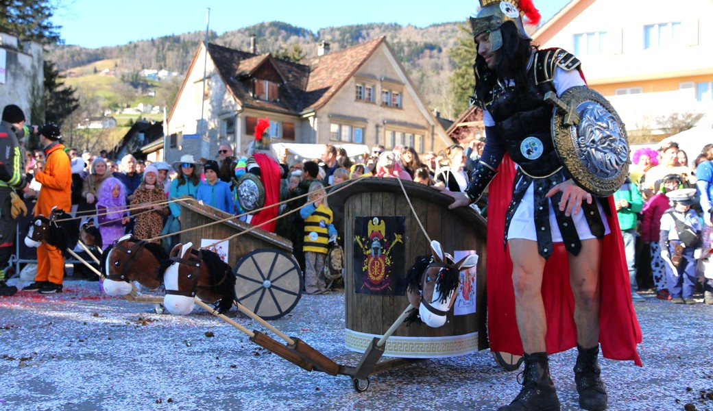 Wetter wie im Frühling und Strassen voller Leute und Konfetti
