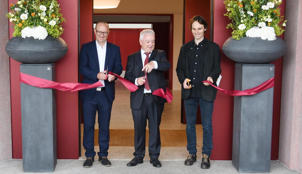 Drei Schnitte, das rote Band ist durchtrennt und das Zentrum Rheinauen eröffnet: Institutionsleiter Ignaz Benz (von links), Gemeindepräsident Roland Wälter und Moritz Pürckhauer (Vertreter des Architektenteams) geben den Neubau für die Bevölkerung frei.