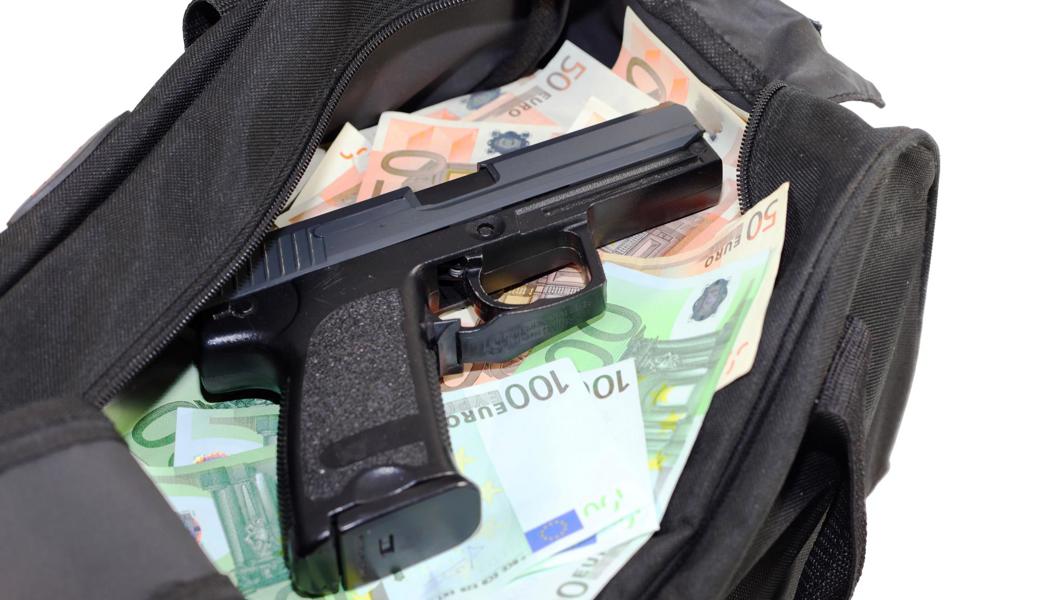 Der 22-Jährige hatte am 30. August mit einer Gasknallpistole bewaffnet rund 21000 Euro erbeutet.