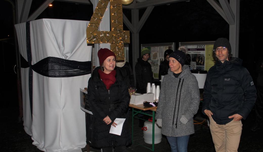 Anita Lüchinger (Korrdination), Ulrike Brümmer (die viele Bücher schenkte und die Idee für die Box hatte) und Daniel Walt bei der Eröffnung. Der Oberstufenlehrer hat die Box mit Jugendlichen gebaut.