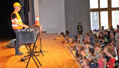 Er singt, 200 Kinder lauschen gebannt