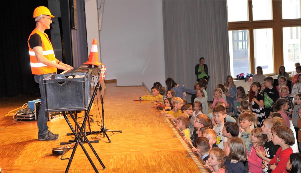 Der bekannte Kindersänger Andrew Bond begeisterte die Zuhörerinnen und Zuhörer in Widnau.