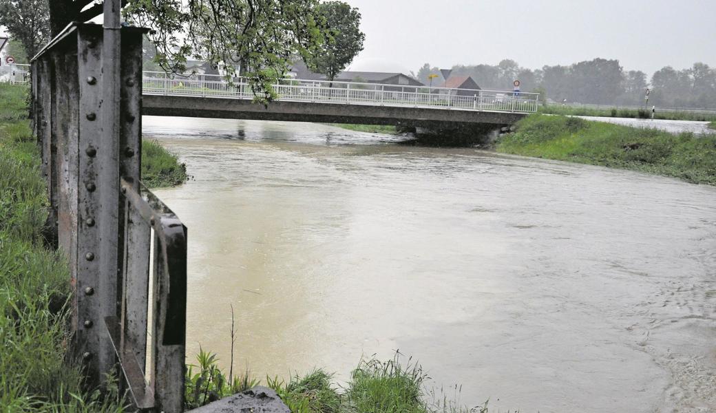 Der Binnenkanal auf Höhe Drei Brücken führte viel Wasser; eine Ausuferung stand bis am Nachmittag jedoch nicht zu befürchten.