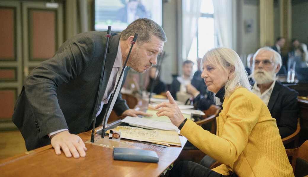 Carmen Bruss im Gespräch mit Kantonsratspräsident Jens Jäger. Rechts im Hintergrund Peter Kuster.