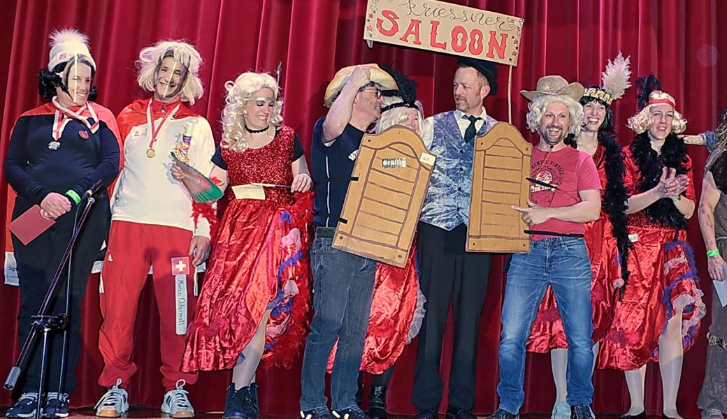 Maskenprämierung: Ein erster Preis für die Wild-West-Gruppe «Kriessner Saloon».  