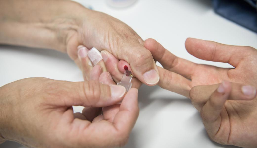 Wie vor dem Blutspenden werden einem für serologische Antikörpertests an der Fingerkuppe ein paar Tropfen Blut entnommen.