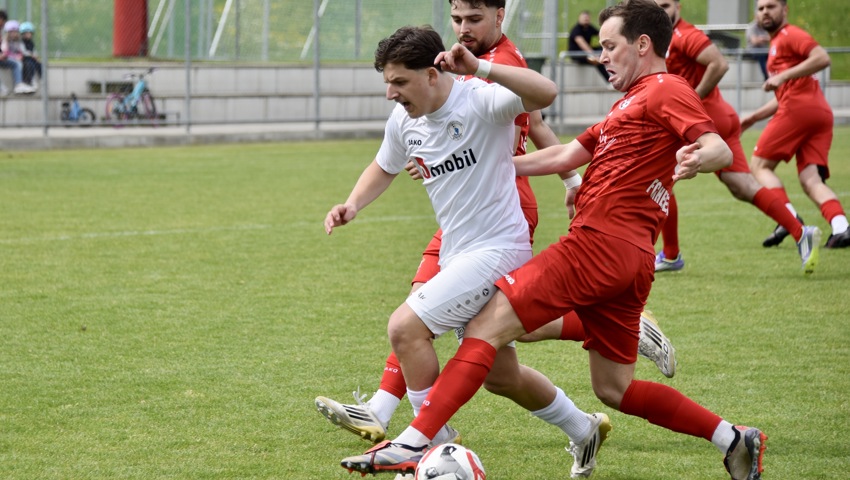 Der FC Staad (in Weiss) holte in der Rückrunde 24 Punkte, Rheineck indes nur deren 13.