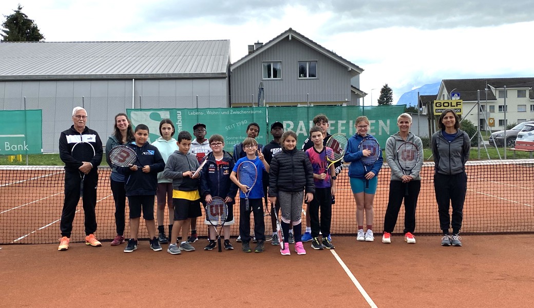 Kinder von der HPS Heerbrugg beim Tennisclub Diepoldsau-Schmitter zu Gast