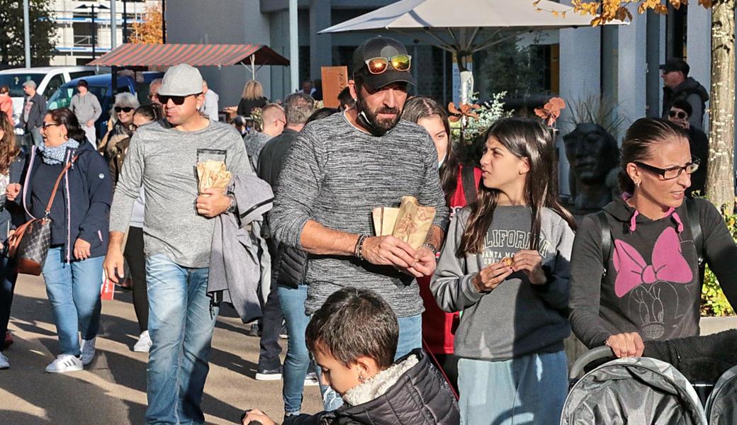 Im Heerbrugger Zentrum «Am Markt» kamen am meisten Besucher zusammen. Und heisse Marroni gehörten zu diesem herbstlichen Shoppingerlebnis natürlich einfach dazu. 