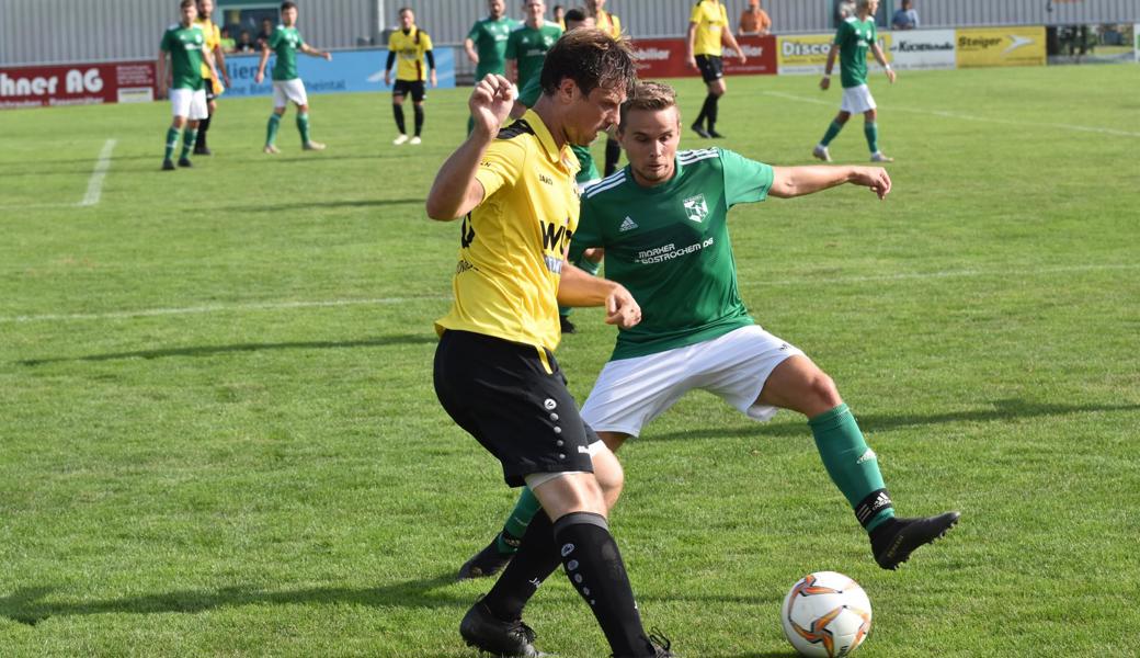 Daniel Lichtenstern (links) und seine Kollegen vom FC Altstätten besiegten Ruggell trotz 2:0-Führung nicht. 