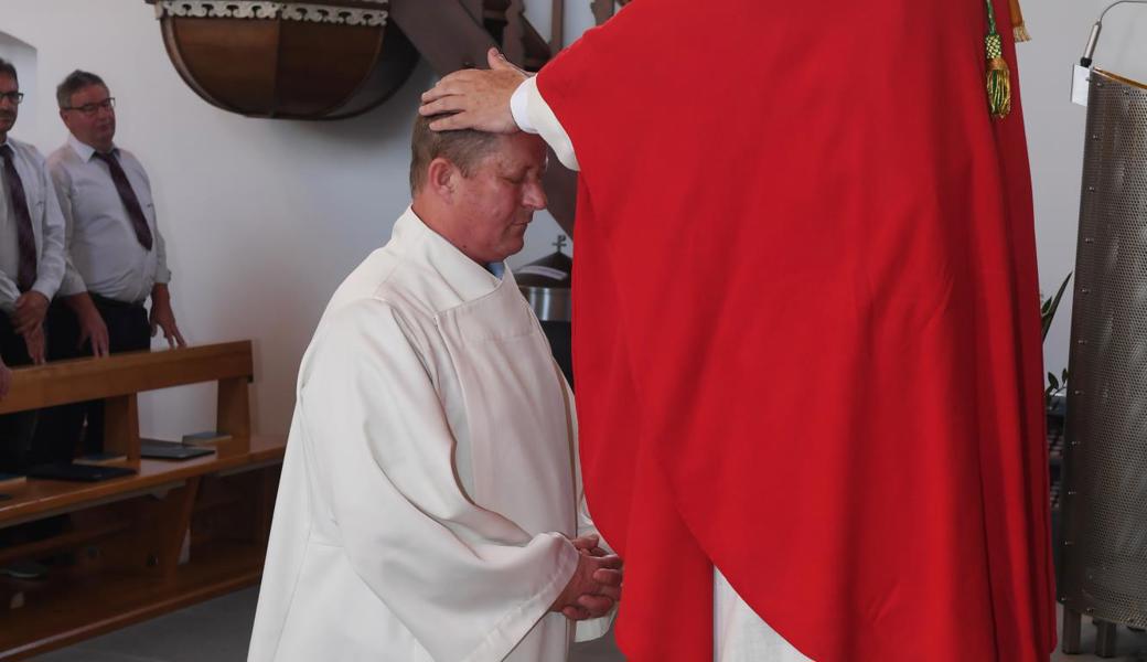 Bischof Markus Büchel weiht Donat Haltiner zum Ständigen Diakon.