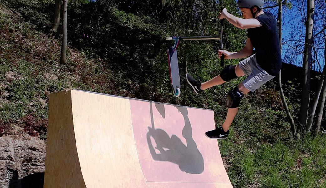 Um mit dem Scooter Tricks zu beherrschen, braucht es viel Übung und Erfahrung, ähnlich wie beim Bau einer Quarterpipe. Beides besitzt Nico Stieger (Bild).