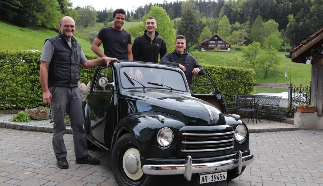 Von links: Thomas Künzle, Besitzer des Topolino, Karim Fousseni, Claudio Oberle und Marco Schläpfer revidierten den Motor des 1953er Fiat Topolino. 