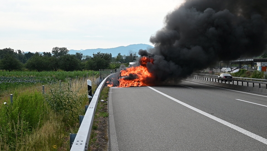 Rauchschwaden im Unteren Rheintal: Stau wegen Fahrzeugbrand auf der Autobahn A1