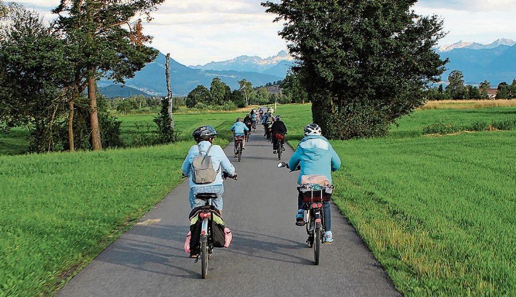 Der Bäuerinnenverein organisierte eine Velofahrt ins Riet mit Besichtigung des Schollahofs.