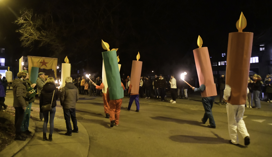 Die Mitglieder der Fasnachtsmontag-Clique traten dieses Jahr energiespargerecht als Kerzen auf - darum hatte auch der Böögg die Form einer grossen Kerze.