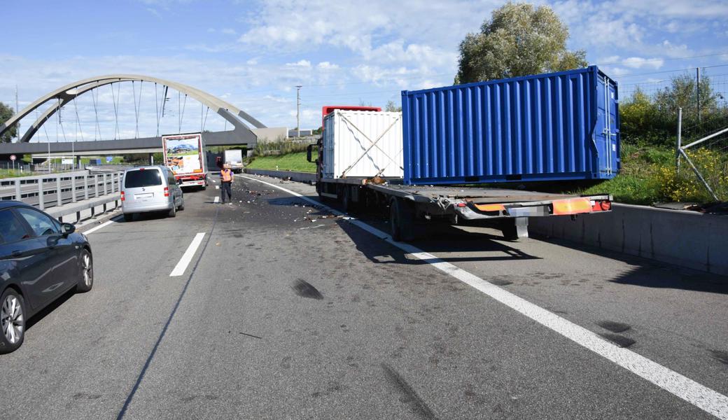 Durch die Kollision fielen teile der Ladung auf die Strasse.