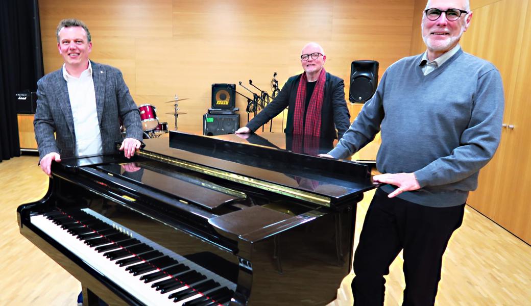 Schulleiter Roland Stillhard (links) mit dem neuen Schulpräsidenten Hugo Fehr und dessen Vorgänger Marcel Sieber (rechts).