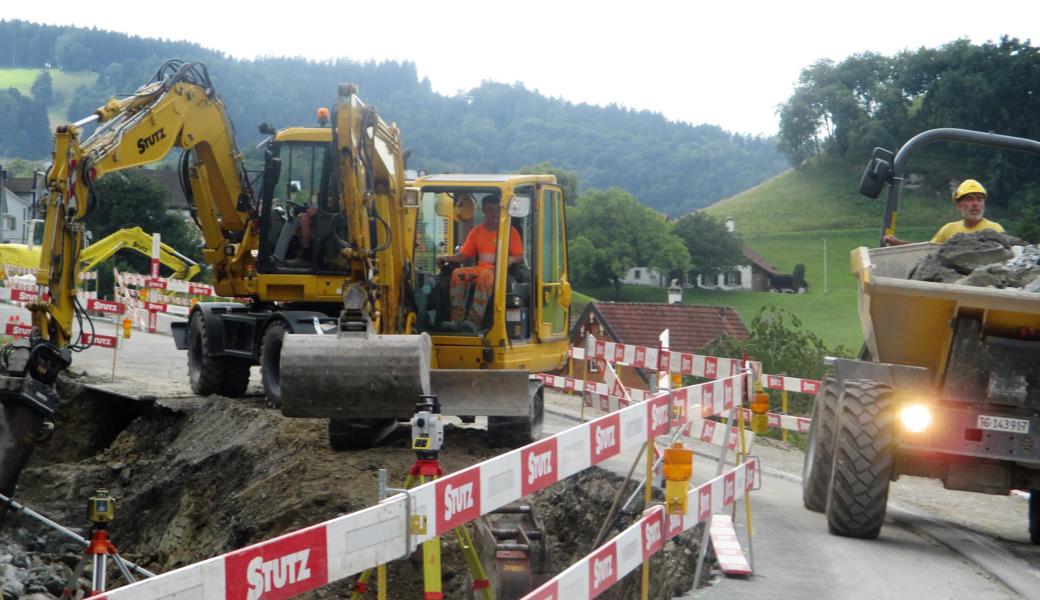 An der Strasse beim «Wilden Mann», Walzenhausen, wird intensiv gebaut. Die mittels Lichtsignalanlage geregelte Verkehrsführung erfolgt einspurig.