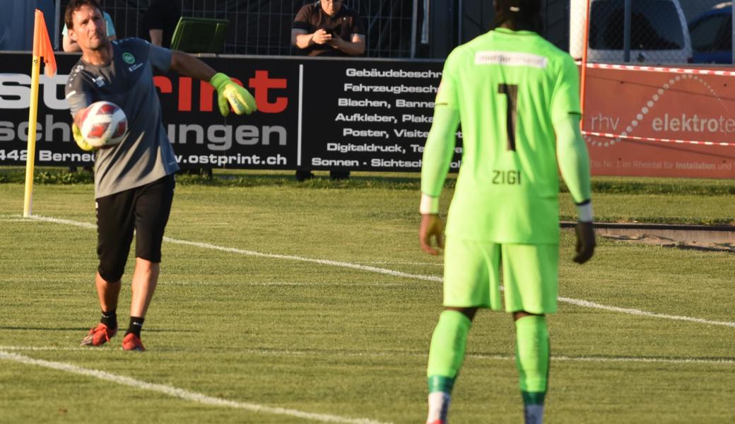 Der Mann links ist Stefano Razzetti, früherer Torhüter und jetziger Goalietrainer des FC St. Gallen.