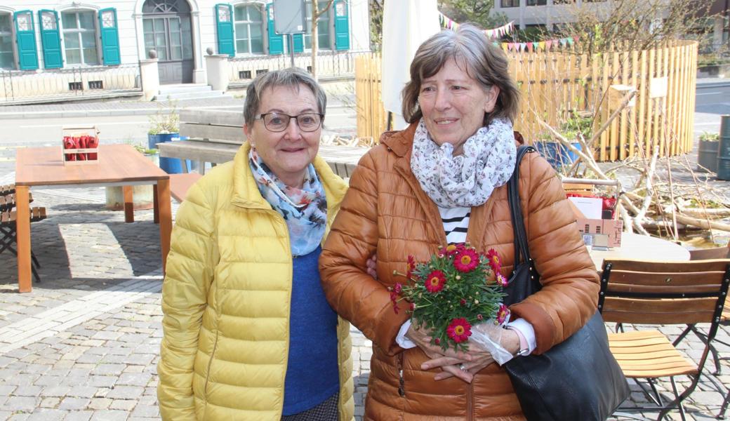 Ursula Metzler (links) und Edith Böhm packten letzten Montag schon am Vormittag die Gelegenheit zum gemütlichen Gartenbeizbesuch beim Schopf.