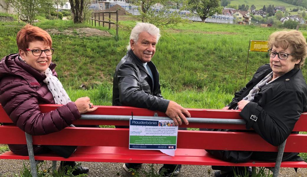 Mitarbeitende auf dem Plauderbänkli (von links): Christa Bachmann, Julius Kuster und Ingrid Bickel.