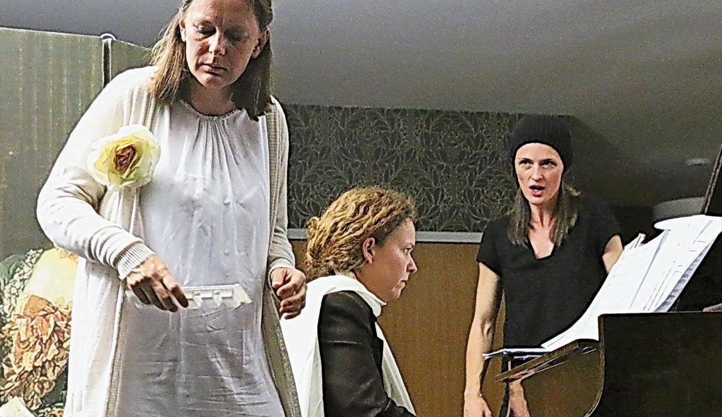 Eindrückliche Szenenbilder: (von links) Nina Laubenthal als Antonia, Elisabeth Thöni als Hoffmann und Kathrin Walder als Nicklausse. 