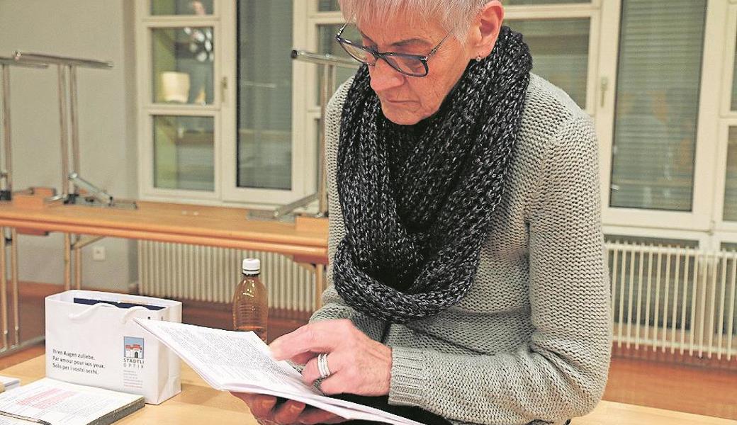 Bernadette Ritter vertieft sich in das Drehbuch.  