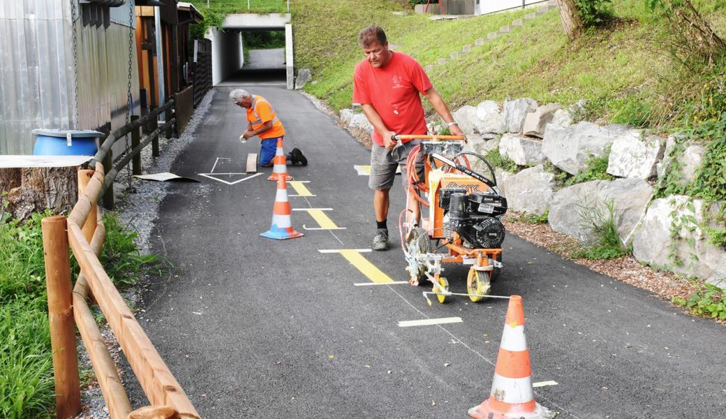 Unübersichtlich, Kurve geschnitten, zu schnell: Auf dem neuen Veloweg bei der Unterführung beim Zoll hat es mehrmals beinahe gekracht. Deshalb wurden dort gestern die Spuren markiert. 