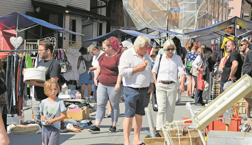 Schon kurz nachdem der Einwohnerverein den Markt um 9 Uhr eröffnet hatte, traf man auf der Alten Landstrasse viele Leute. 