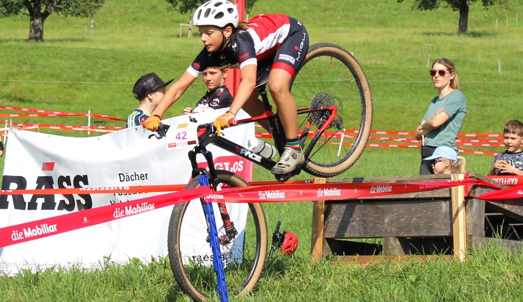 Sprünge, Wellen und einheimische Sieger am Bikerennen im Forst