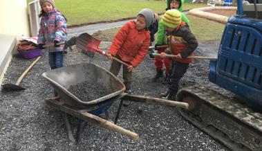 Schulkinder halfen bei Fusswegsanierung