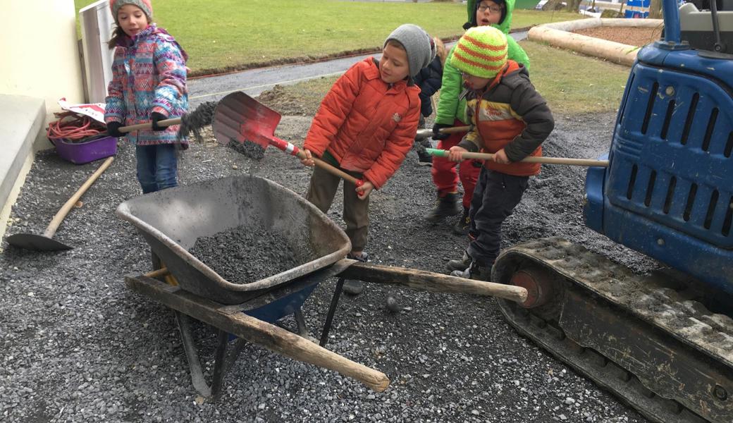 Tatkräftig halfen Kinder mit, den Fussweg vom Schulhaus Institut ins Schulhaus Klaus neu zu gestalten.