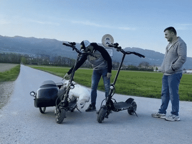 Auf fünf Rädern durch die Schweiz - mit Hund und Helm