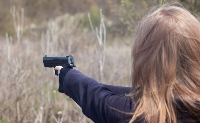 Junge Frau schoss in die Luft - das sind die Konsequenzen