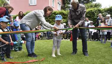Neugier trifft auf Erfahrung: Wie der neue Spielplatz im Altersheim Fahr Generationen zusammenbringt
