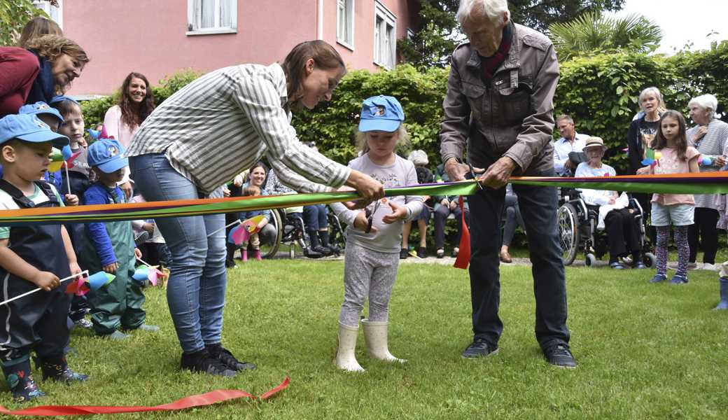 Neugier trifft auf Erfahrung: Wie der neue Spielplatz im Altersheim Fahr Generationen zusammenbringt
