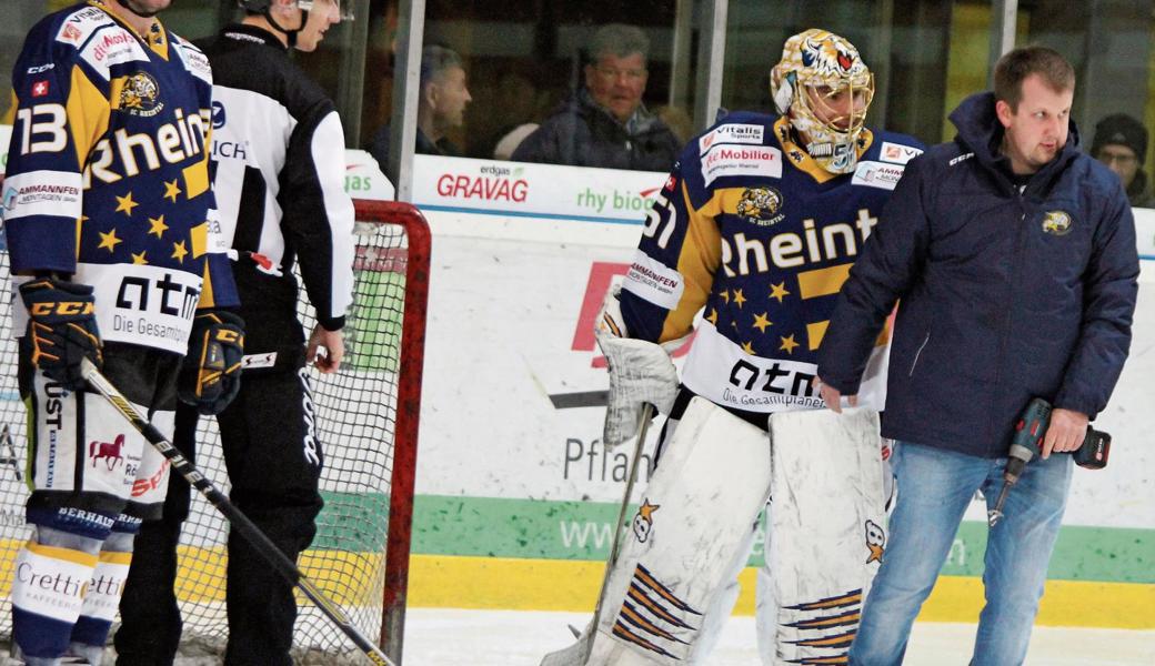 Sportchef Fabian von Allmen (r.) brauchte für einmal keinen neuen Torhüter, sondern ein neues Tor, weil sich das alte nicht mehr befestigen liess. 