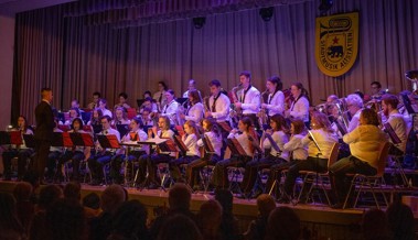 Winterkonzert der Stadtmusik: «Hebedi am Bänkli … ‘s Gaiserbähnli macht a Ränkli»