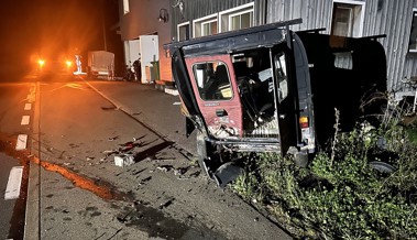 Crash um Mitternacht: Autofahrer kommt von Strasse ab und demoliert parkiertes Fahrzeug